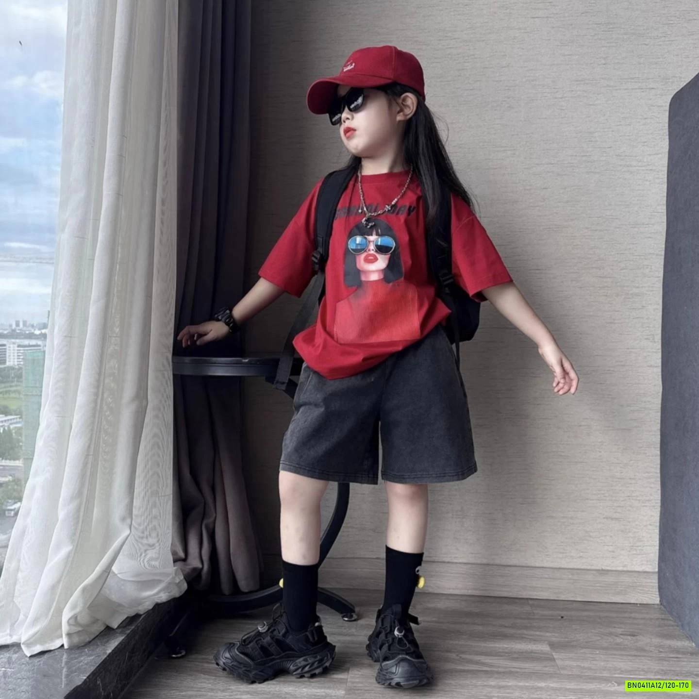 ÁO THUN ĐỎ CÔ GÁI MIX SHORT JEANS ĐEN